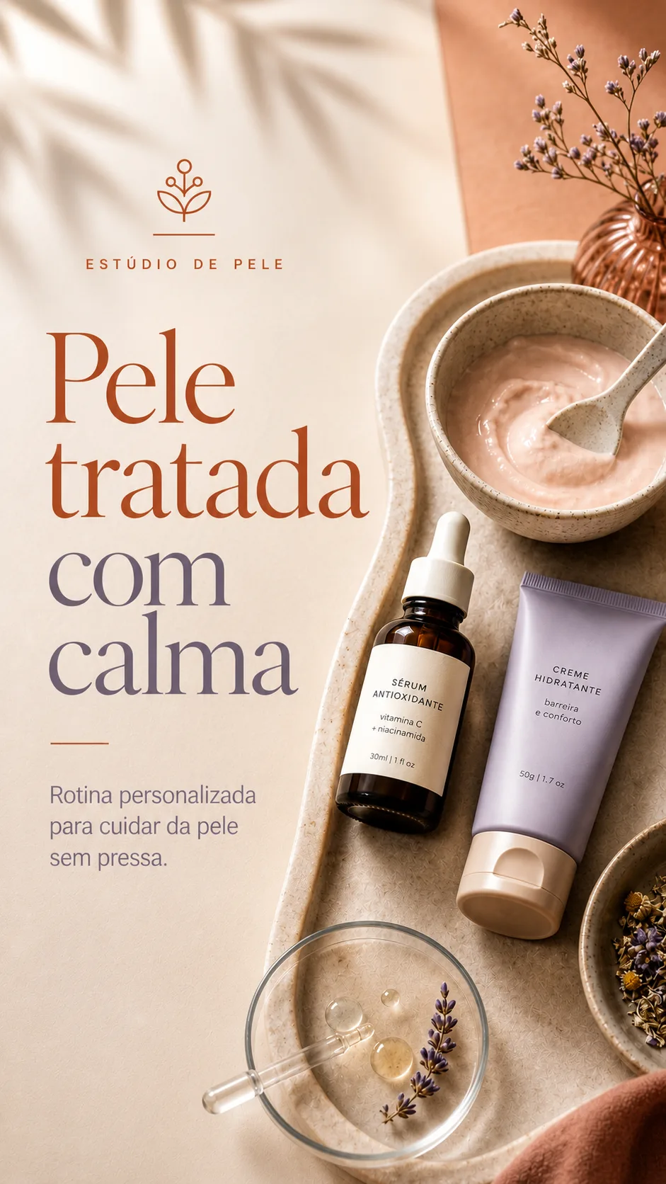 Exemplar vertical de skincare com produtos, cerâmica, flores e tipografia serifada em tons suaves.